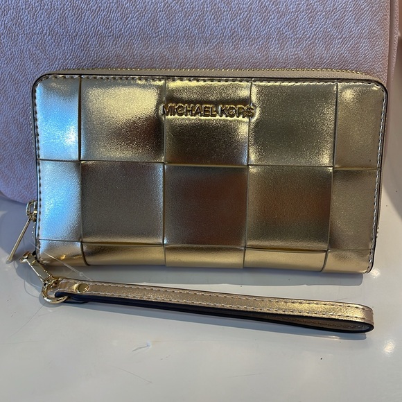 Michael Kors Large Metallic Smartphone Wristlet Wallet 
Pale Gold 
NWT - Picture 13 of 16